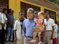 Xanana Gusmão mit Sohn auf dem Weg zur Wahl