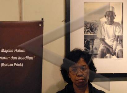 JAKARTA, 11/9 - PERINGATAN TRAGEDI PRIOK. Wan Mayeti, anak korban Tragedi Priok'84 saat menghadiri acara dialog untuk memperingati 24 tahun tragedi tersebut di kantor KONTRAS, Jakarta, Kamis (11/9). Dalam acara itu diluncurkan dua buku mengenai tragedi itu berjudul "Kesempatan yang Hilang, Janji yang Tak Terpenuhi" dan "Reproduksi Ketidakadilan Masa Lalu". FOTO ANTARA/Fanny Octavianus/pd/08.