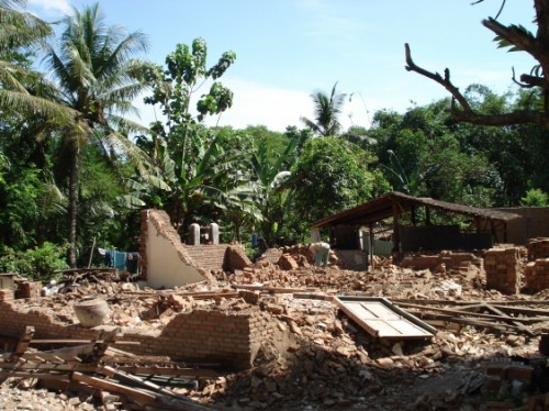 Earthquake destruction in Bantul Photo: Alex Flor