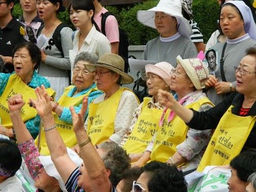 Comfort_Women,_rally_in_front_of_the_Japanese_Embassy_in_Seoul,_August_2011